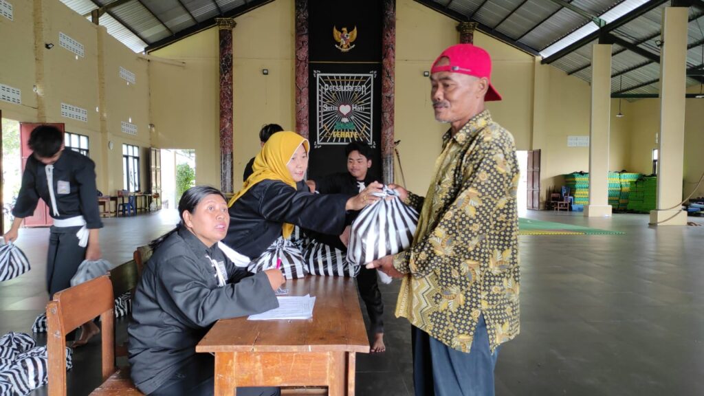 Jelang Lebaran, Pesilat PSHT Kota Kediri Berbagi Kebahagian