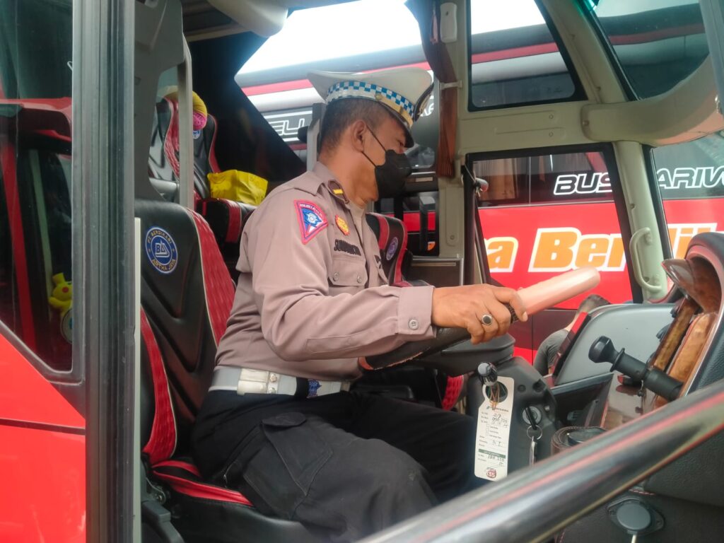 Pastikan Keselamatan dan Kelayakan Operasional Bus, Satlantas Polres Batu Bersama Dinas Perhubungan Gelar Rampcheck di Lokasi Wisata