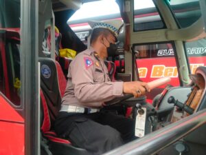 Pastikan Keselamatan dan Kelayakan Operasional Bus, Satlantas Polres Batu Bersama Dinas Perhubungan Gelar Rampcheck di Lokasi Wisata