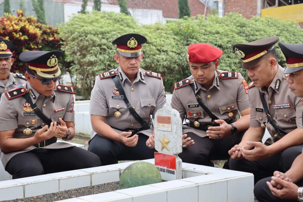 Upacara Ziarah Rombongan Polres Batu Peringati HUT Bhayangkara Ke-78 dengan Penghormatan kepada Jasa Pahlawan