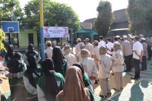 Polres Batu Tingkatkan Sinergitas dengan Masyarakat Melalui Apel Jum’at Curhat dan Program Door to Door