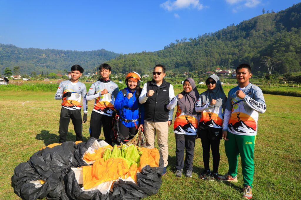 Pj. Gubernur Jatim Ketagihan Wisata Paralayang di Kota Batu