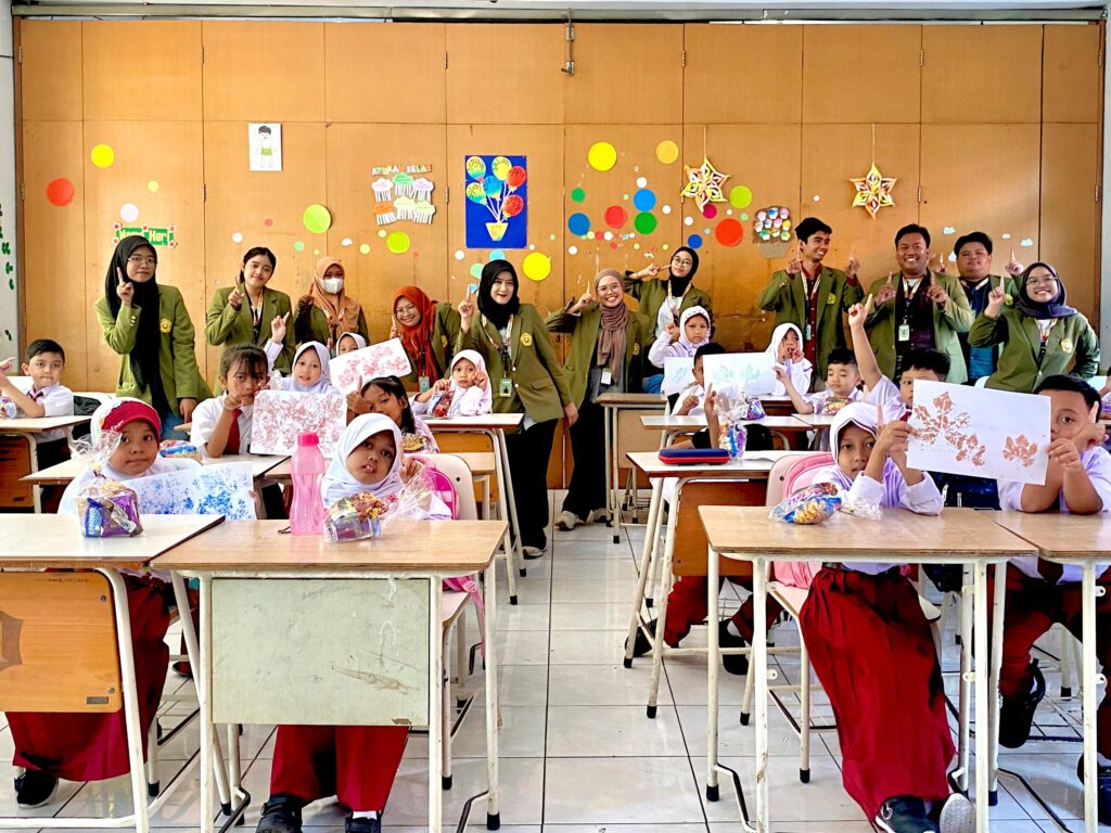 Kelompok 4 KKNT UPNVJT Ajak 56 Siswa SDN Klampis Ngasem V Berkreasi dengan Ecoprint