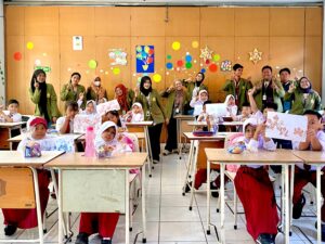 Kelompok 4 KKNT UPNVJT Ajak 56 Siswa SDN Klampis Ngasem V Berkreasi dengan Ecoprint