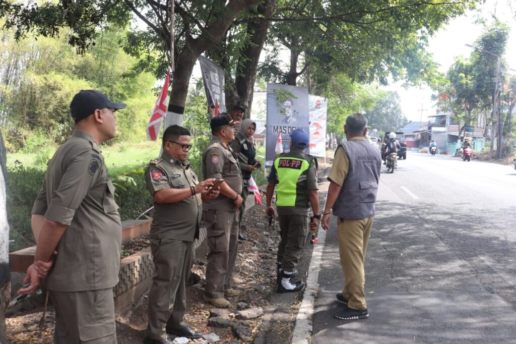Satpol PP Kota Batu Tertibkan Spanduk dan Banner yang Tidak Sesuai Aturan