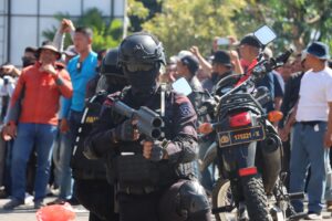 Pasukan Gabungan Berhasil Memukul Mundur Massa dalam Latihan SISPAMKOTA