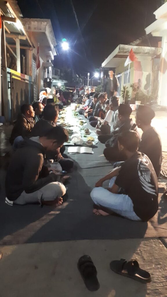 Menyambut Kemerdekaan RI ke-79 Tahun 2024, Warga Gelar Malam Tirakatan di Jalan.