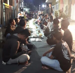 Menyambut Kemerdekaan RI ke-79 Tahun 2024, Warga Gelar Malam Tirakatan di Jalan.