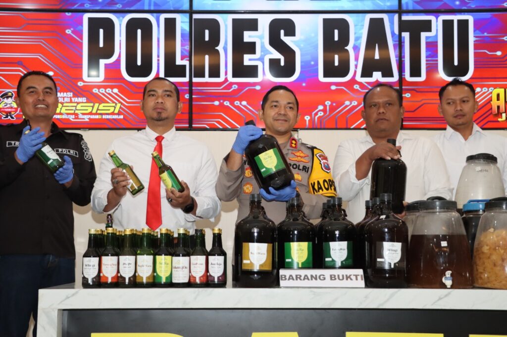 Polres Batu Bongkar Industri Rumahan Minuman Beralkohol Ilegal di Desa Junrejo
