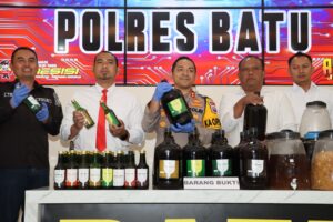 Polres Batu Bongkar Industri Rumahan Minuman Beralkohol Ilegal di Desa Junrejo
