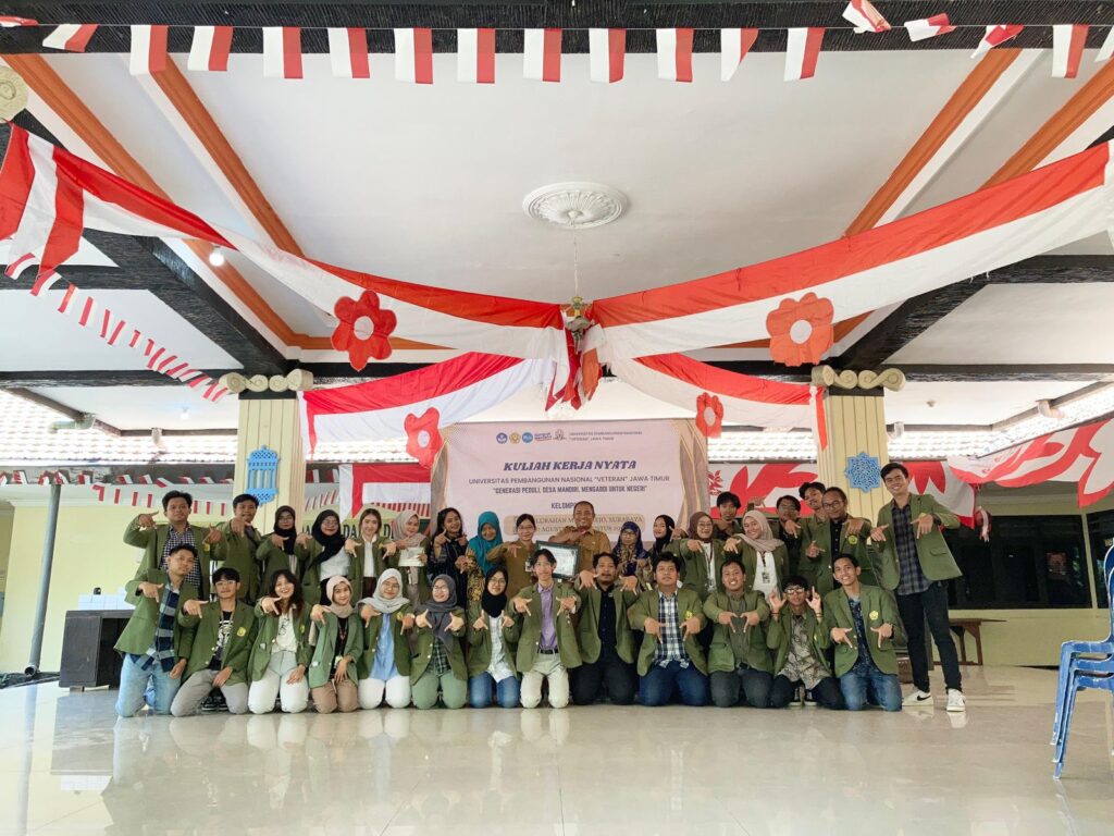 Penutupan KKN Tematik Bela Negara UPNVJT 2024 di Kelurahan Mulyorejo, perkuat kepedulian antar masyarakat.