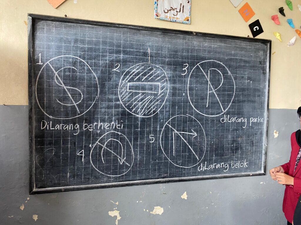 Edukasi Rambu Lalu Lintas untuk Siswa SDN Petungsewu 02: Membangun Kesadaran Tertib Berlalu Lintas Sejak Dini