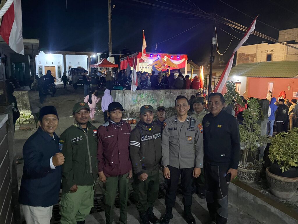 Bhabinkamtibmas Bekerjasama dengan Bhabinsa dan Linmas untuk Mengamankan Kegiatan Masyarakat