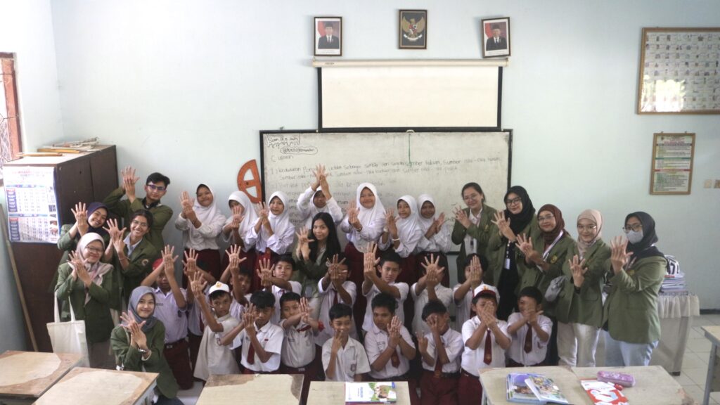 Mahasiswa KKN-T UPNVJT Adakan Workshop Canva di SDN Trowulan untuk Kembangkan Keterampilan Desain Sejak Dini