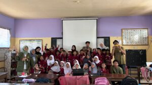 Mahasiswa KKNT UPN Veteran Jatim Sosialisasikan Pengelolaan Sampah ke Siswa SD di Mojokerto