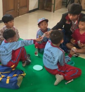Tumbuh menjadi individu yang suka memberi: PMM UMM 52 mengajak anak-anak melakukan kegiatan  pembiasaan berbagi