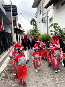 Pawai Kemerdekaan dengan Pernak-Pernik dari Media Loose Part