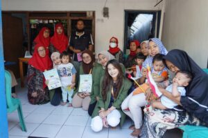 Gandeng Puskesmas dan KSH setempat bersama Mahasiswa KKN-T UPNVJT Ajak Warga Vaksinasi dan pemberian Vitamin A