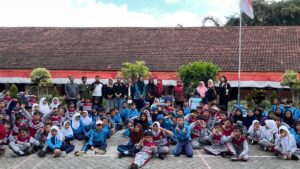 Edukasi Lingkungan Hidup sejak Dini oleh PMM 78 UMM Kepada Para Siswa Dan Warga Bulukerto