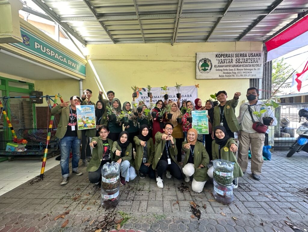 Mahasiswa KKN UPN Veteran Jatim Sosialisasi Pengelolaan Sampah di Manyar Sabrangan