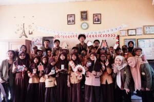 Mahasiswa KKN-T UPNVJT mengajak siswa SDN Jatipasar untuk berkreasi dengan memanfaatkan barang bekas
