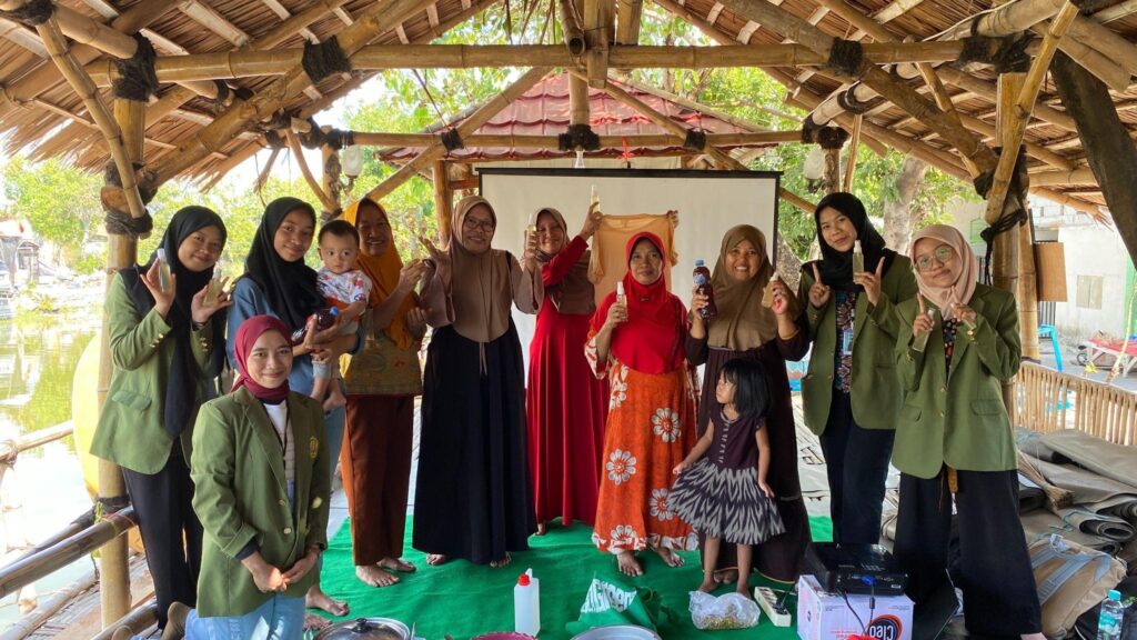Mahasiswa UPN Veteran Jawa Timur Melakukan Demonstrasi Pembuatan Spray Anti Nyamuk dan Pewarna Alami