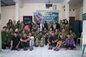 Pelatihan Eco Enzyme oleh KKNT Bela Negara Kelompok 6 UPNVJT untuk Karang Taruna