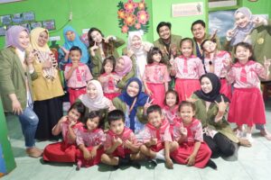 Penerapan Hidup Bersih dan Sehat, Mahasiswa KKNT UPN Jatim Ajak Adik-Adik TK Sikat Gigi dan Cuci Tangan yang Baik dan Benar