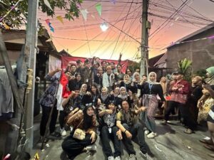 Mahasiswa KKN UPN Veteran Jawa Timur ikut serta dalam Karnaval Kemerdekaan di Manyar Sabrangan