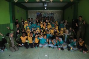 Mahasiswa KKNT-06 UPN Veteran Jawa Timur Mengajak 37 Siswa MI NU Sumput dalam Kegiatan Pengolahan Sampah