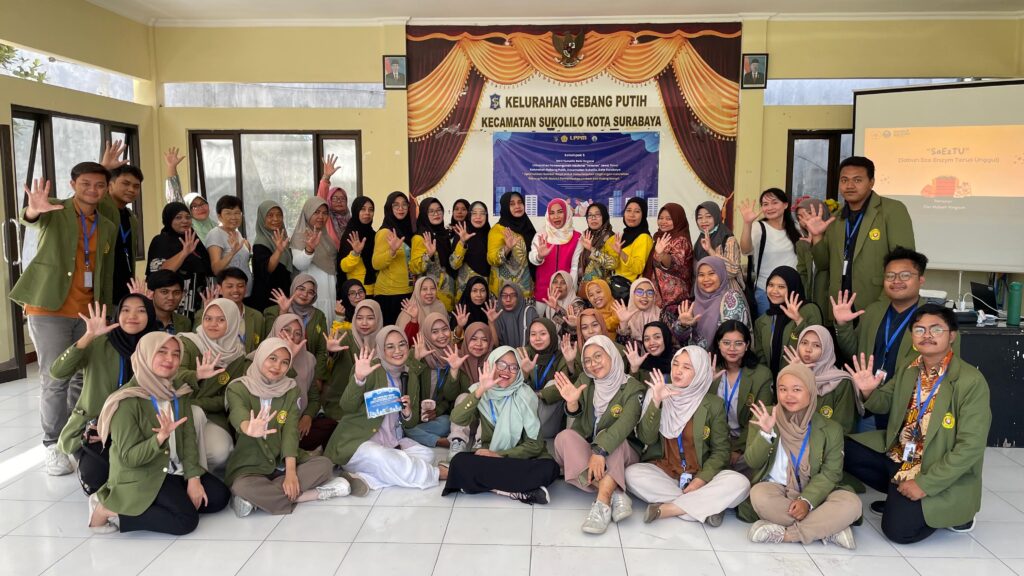 Unik, Mahasiswa UPN Veteran Jawa Timur Gandeng Warga Ubah Minyak Jelantah Jadi Lilin Aromaterapi