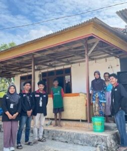 Pembuatan Tempat Sampah oleh Mahasiswa PMM UMM Kelompok 97 Gelombang 02 di Desa Ponjanan Barat, Dusun Tengah, Kabupaten Pamekasan, Kecamatan Batumarmar, Jawa Timur