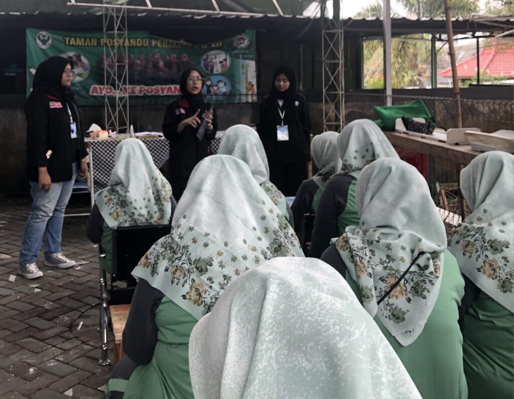 Program PMM Mahasiswa UMM Ajak Masyarakat Desa Ngijo untuk Memahami Perkembangan Anak Melalui Psikoedukasi
