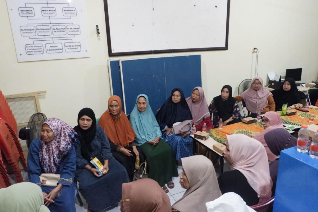 Cara Seru Mahasiswa KKN-T UPNVJT Ajak Warga Medokan Semampir Membuat Kompos dari Sampah Organik Menggunakan Compost Bag