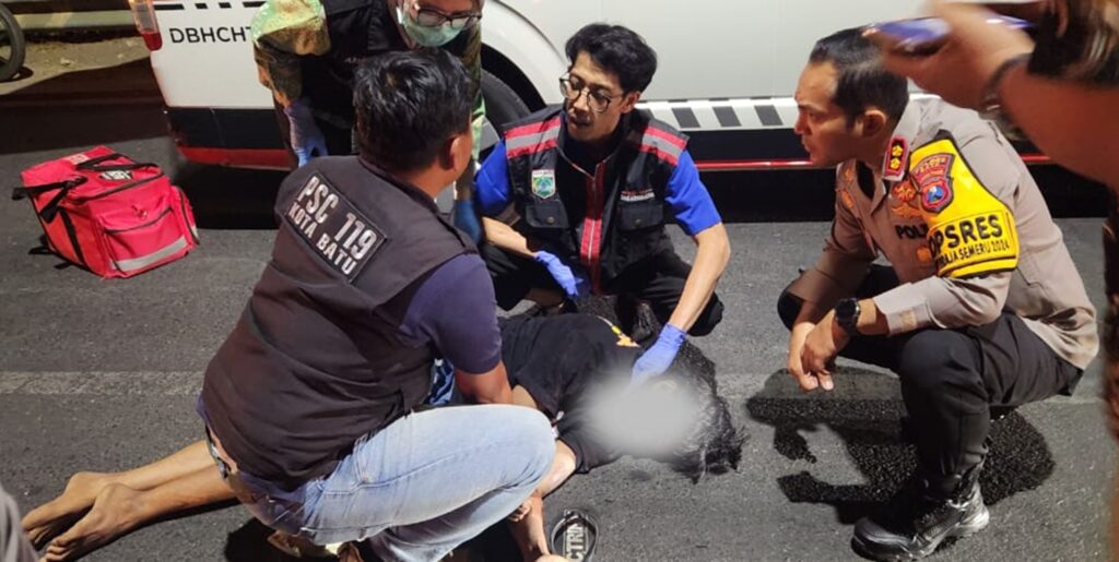 Kapolres Batu AKBP Andi Yudha Pranata Evakuasi Korban Tabrak Lari di Jalan Raya Pandanrejo
