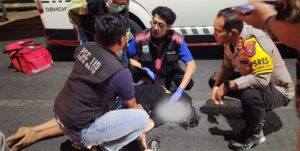 Kapolres Batu AKBP Andi Yudha Pranata Evakuasi Korban Tabrak Lari di Jalan Raya Pandanrejo