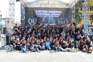 Peringati Dua Tahun Tragedi Kanjuruhan, Curva Sud Arema adakan Renungan malam dan khitanan massal.