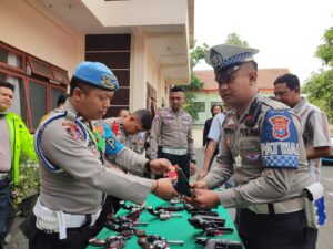 Sipropam Polres Batu Gelar Pemeriksaan Senpi Dinas untuk Mendukung Keamanan Tugas
