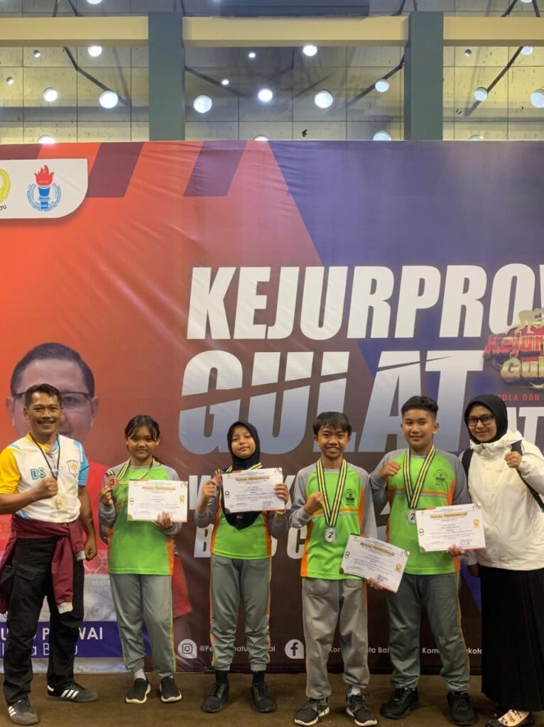 Empat Siswa “ESJOSA” Berhasil Torehkan Prestasi Gulat Kejurkot