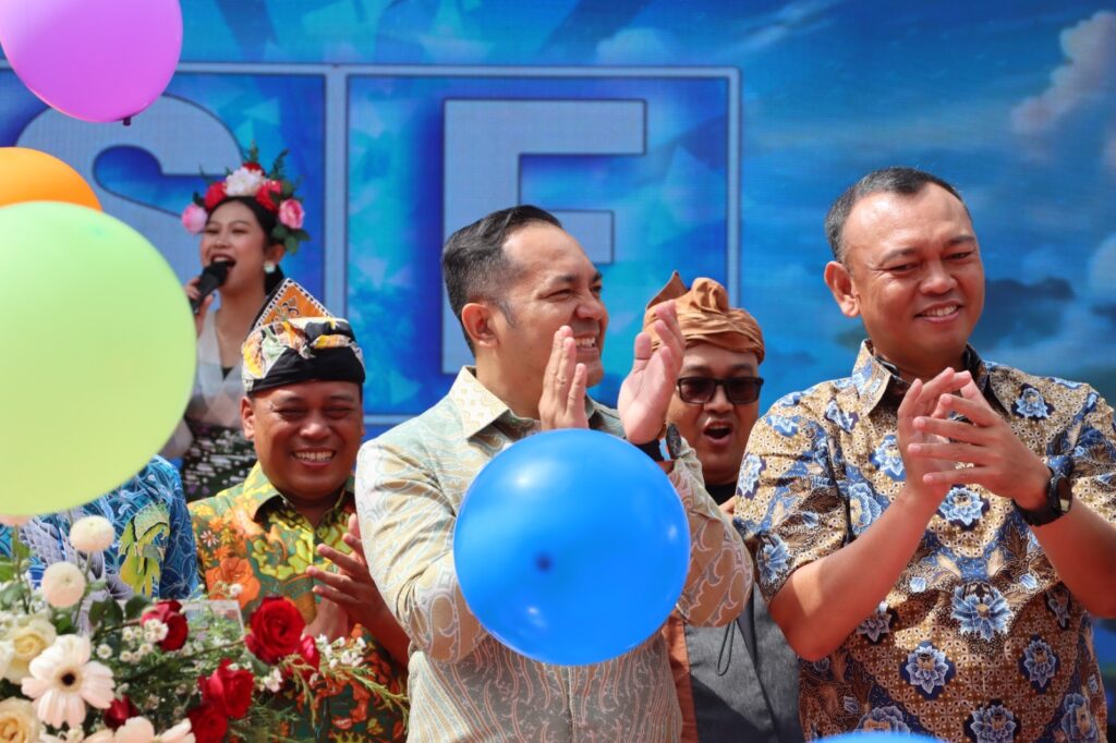 Baracuda Brimob Menambah Kemeriahan Batu Art Flower Carnival 2024 di Among Tani
