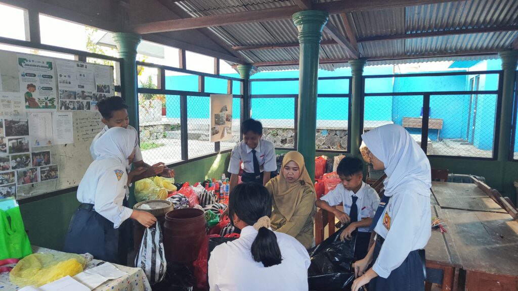 Gandeng Mahasiswa UM “ESTIBA Juara” Untuk Pembuatan Ecobrick Lingkungan Lebih Bersih, ini penjelasannya