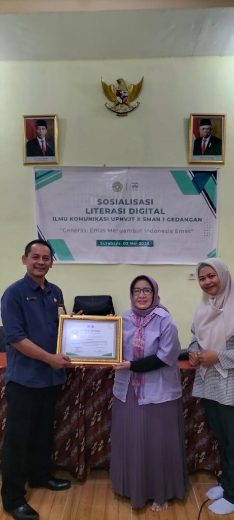 UPN Jawa Timur Gelar Pengabdian Masyarakat di SMAN 1 Gedangan: Literasi Digital, Kunci Sukses Generasi Emas