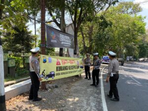 Satlantas Polres Batu Lakukan Pemetaan dan Pemasangan Spanduk di Lokasi Rawan Demi Keselamatan Masyarakat