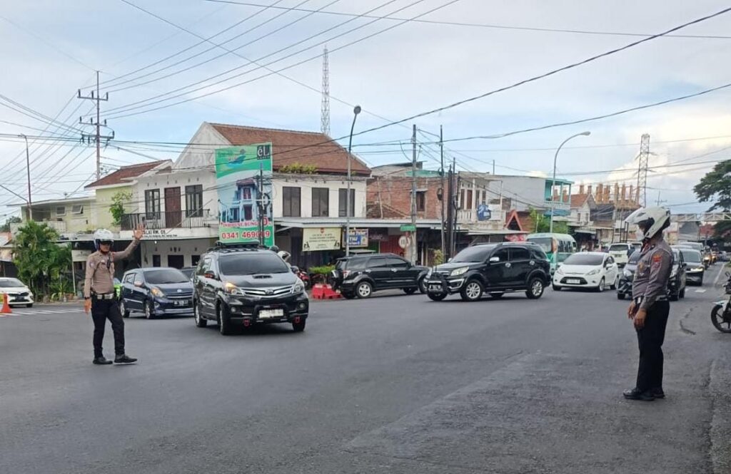 Satlantas Polres Batu Tingkatkan Poros Pagi di Titik Strategis