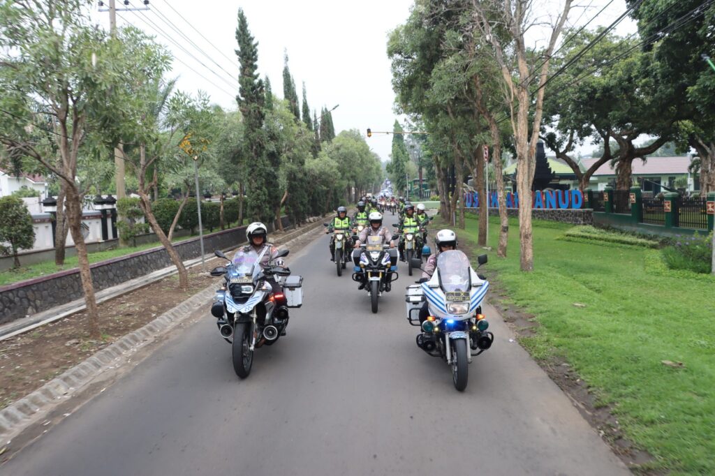 Kapolres Batu Pimpin Apel Gabungan dan Patroli Skala Besar untuk Jamin Kondusivitas Pilkada 2024