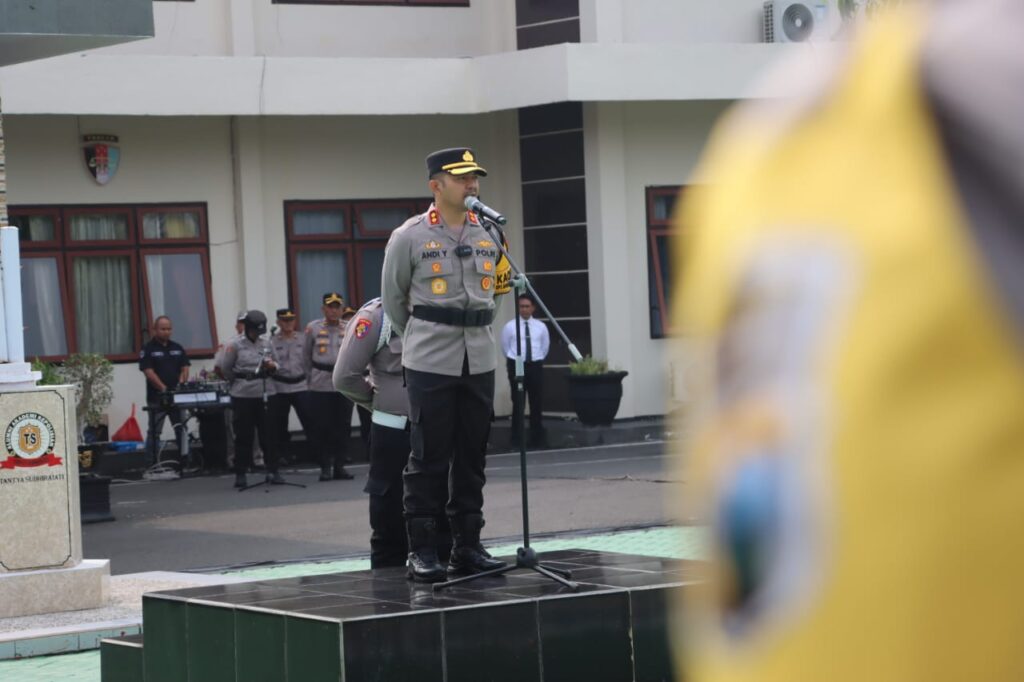 Polres Batu Gelar Apel Pengecekan dan Pergeseran Pasukan untuk Pengamanan TPS Pilkada Serentak