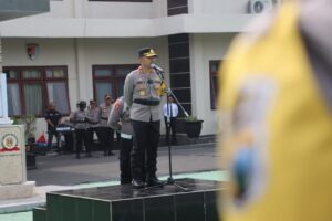 Polres Batu Gelar Apel Pengecekan dan Pergeseran Pasukan untuk Pengamanan TPS Pilkada Serentak