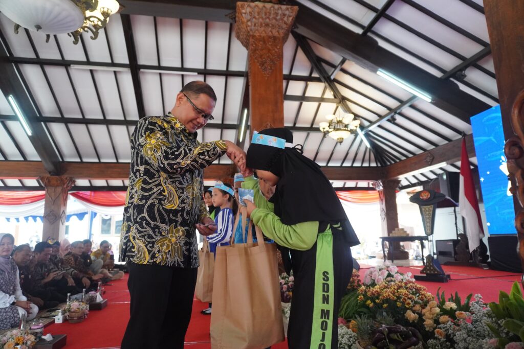 Ajak Anak Gemar Makan Ikan, Pj. Wali Kota Batu Gencarkan Kampanye GEMARIKAN untuk Cegah Stunting