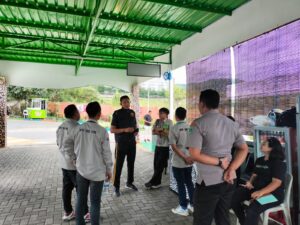 Satreskrim Polres Batu Berikan Edukasi Bahaya Judi Online kepada Pegawai Jatim Park 2