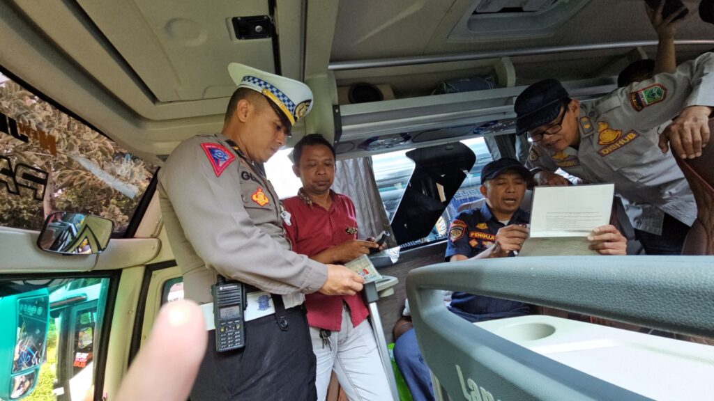 Polres Batu Gelar Ramcek dan Tes Urine Sopir Bus Pariwisata untuk Jamin Keselamatan Wisatawan